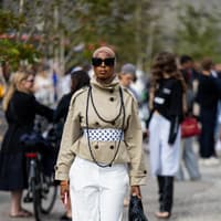 Funnel-Neck-Jacke gestylt