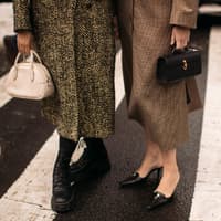 Zwei Frauen mit Taschen in der Hand