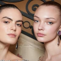 Zwei Models mit reiner Haut Zwei Models mit reiner Haut