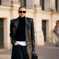 Frau in Ledermantel Streetstyle Frau in Ledermantel Streetstyle