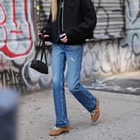 Braune Sneaker sind die Lieblingsschuhe aller Modeprofis im Herbst 2025