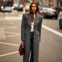 Grauer Mantel Streetstyle