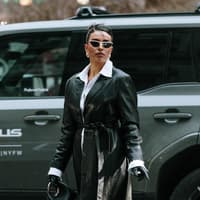 Ledermantel und Hemdbluse Streetstyle Ledermantel und Hemdbluse Streetstyle