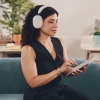 Die Sonos Ace Kopfhörer in Weiß