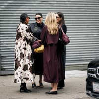 Frauen in stylischen Mänteln