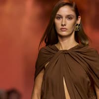 Frau in braunem Kleid