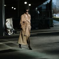 Frau in Trenchcoat Streetstyle