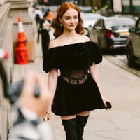 Zur Weihnachtsfeier im Büro oder daheim? Ich trage dieses Samt-Kleid von H&M