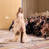 Darum sind Naked Dresses der aufregendste Mode-Trend für die Festzeit 2025 Darum sind Naked Dresses der aufregendste Mode-Trend für die Festzeit 2025