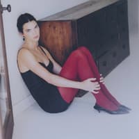 Rote Strumpfhose kombinieren: Kendall Jenner macht's vor Rote Strumpfhose kombinieren: Kendall Jenner macht's vor