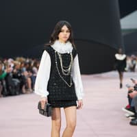 Diese Kette aus dem Schmuckkästchen deiner Oma ist im Winter Mode-Trend