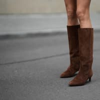 Die braunen Wildlederstiefel von Sézane sind eine Investition für die Ewigkeit Die braunen Wildlederstiefel von Sézane sind eine Investition für die Ewigkeit