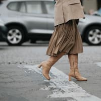 Beigefarbene Stiefel