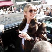 Bella Hadid macht diesen Ugg-Klassiker der 00er-Jahre zum Must-have Bella Hadid macht diesen Ugg-Klassiker der 00er-Jahre zum Must-have