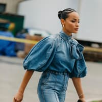 Frau mit Schleifen-Bluse