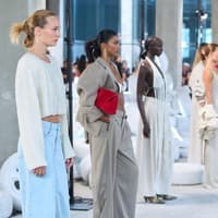 Mode-Trends 2026: Fashion Girls kombinieren im Frühling dieses überraschende Farb-Duo