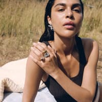 "Unbound Jewellery" ist der Schmuck-Trend, den wir uns für den Frühling 2026 vormerken "Unbound Jewellery" ist der Schmuck-Trend, den wir uns für den Frühling 2026 vormerken