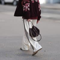 Der cremeweiße Sneaker von Adidas ist 2026 der Liebling stylischer Frauen