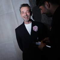 Versace ernennt Pieter Mulier zum neuen Chefdesigner