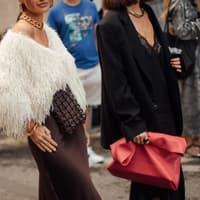 Status-Farbe statt Logo: Warum rote Taschen 2026 das neue "Quiet Luxury" Statement sind