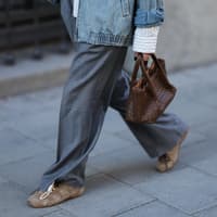 Warum wir im Frühling 2026 nur noch Skinny Sneaker tragen Warum wir im Frühling 2026 nur noch Skinny Sneaker tragen