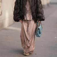 Die Rock-Sneaker-Kombi ist die neue Style-Uniform der Fashion Girls für 2026