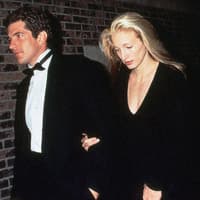 Ein ganz bestimmter Blondton erobert jetzt die Salons und verspricht puren Luxus für eure Mähne. Inspiriert von einer wahren Stil-Ikone kehrt mit "Bessette Blonde" die ultimative Eleganz der 90er-Jahre zurück auf eure Köpfe.