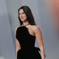 Dua Lipa trägt die coolste Sonnenbrille 2026 – und wir können sie uns alle leisten