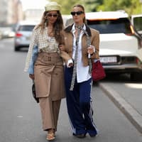 Nichts geht im Frühling 2026 über diese Jogginghosen-Schuh-Kombi der Fashion Girls