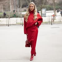 Im Frühling 2026 tragen wir Röcke in dieser Farbe – laut Chanel, Fendi und Co.