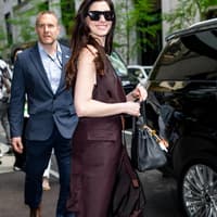 Anne Hathaway trägt den coolsten Adidas-Sneaker 2026 – und wir brauchen ihn sofort