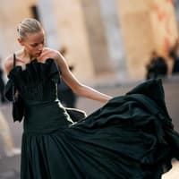 Frau in schwarzem Kleid 