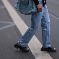 Schuh-Trends 2026: 3 flache Sandalen, die euch optisch lange Beine zaubern