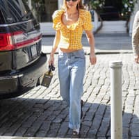 Gigi Hadid in einer gelben Bluse