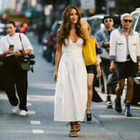 Urlaub zum Anziehen: Dieses COS-Kleid ist purer Luxus für jeden Anlass 2026