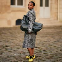 Bunte Sneaker kombinieren: So gelingt das Styling