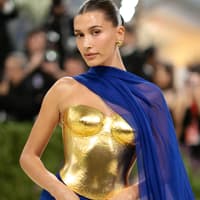 Hailey Bieber sieht in ihrer Saint Laurent-Robe wie eine griechische Göttin aus