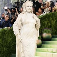 Heidi Klum wird zur Statue und trifft das Motto der Met Gala 2026 damit am besten