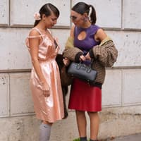 Keyhole Tops machen im Frühling 2026 jeden simplen Look zum Mode-Statement
