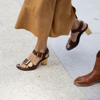 Outfits 2026: Braune Sandalen tragen jetzt wirklich alle – die 3 schönsten Modelle Outfits 2026: Braune Sandalen tragen jetzt wirklich alle – die 3 schönsten Modelle