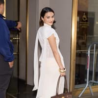 Camila Mendes setzt auf diese DeMellier-Bag und liefert die passende Outfit-Inspo Camila Mendes setzt auf diese DeMellier-Bag und liefert die passende Outfit-Inspo