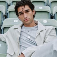 "Off Campus"-Star Josh Heuston: "Mode ist für mich das ultimative Ventil" "Off Campus"-Star Josh Heuston: "Mode ist für mich das ultimative Ventil"