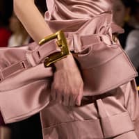 Überraschung! "Satin Bags" zählen zu den wichtigsten Taschen-Trends im Sommer 2026 Überraschung! "Satin Bags" zählen zu den wichtigsten Taschen-Trends im Sommer 2026