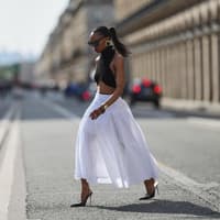 Was anziehen bei 30 Grad? Frau in leichtem Look