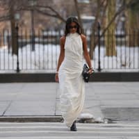 Très chic! Dieses weiße Maxikleid von H&M sieht aus wie aus einer Luxusboutique