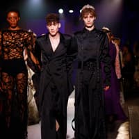 Kilian Kerner bei seiner Fashion Show Kilian Kerner auf dem Runway mit zwei Models