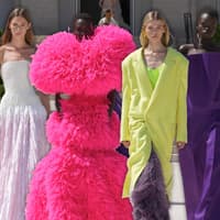 Das Debüt des Jahres: Pierpaolo Picciolis erste Balenciaga Couture-Kollektion ist eine Farbexplosion