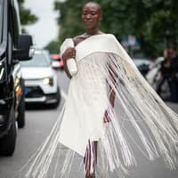 Designer-Look unter 30 Euro: Das H&M Cape-Kleid für den Sommer Designer-Look unter 30 Euro: Das H&M Cape-Kleid für den Sommer