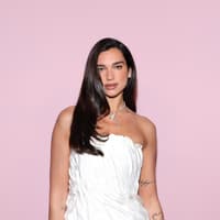 Dua Lipas zweifarbige Chanel-Ballerinas sind der Schuh-Trend der Cool Girls im Sommer 2026 Dua Lipas zweifarbige Chanel-Ballerinas sind der Schuh-Trend der Cool Girls im Sommer 2026