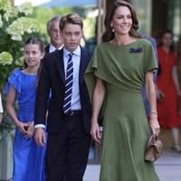 Prinzessin Kate trägt beim Wimbledon Finale die eleganteste Mini-Bag von DeMellier Prinzessin Kate trägt beim Wimbledon Finale die eleganteste Mini-Bag von DeMellier